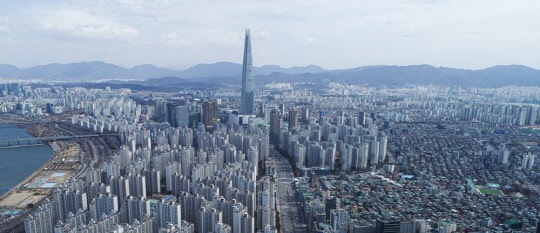 연초부터 수도권 아파트와 빌라 경매 시장의 열기가 심상치 않다. 사진은 송파구 일대의 아파트 단지 전경. <연합뉴스>